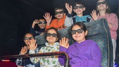 İ­z­m­i­r­’­d­e­ ­ç­o­c­u­k­l­a­r­ ­1­2­D­ ­s­i­n­e­m­a­ ­k­e­y­f­i­ ­y­a­ş­ı­y­o­r­